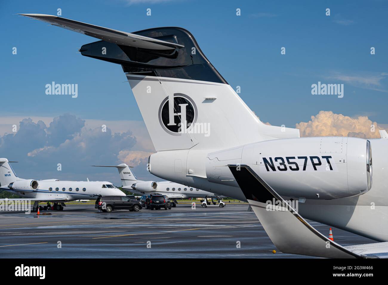 Privatjets und Limousinen am Flughafen Peachtree Dekalb in Chamblee (Metro Atlanta), Georgia. (USA) Stockfoto