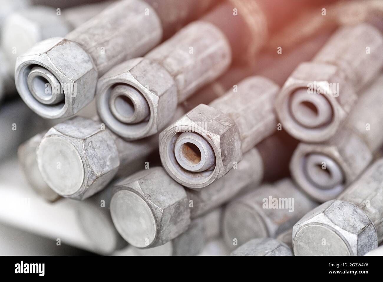 Ein Hochdruckrohr oder Gummischlauch. Materialien werden in den Lagerregalen gelagert. Stockfoto