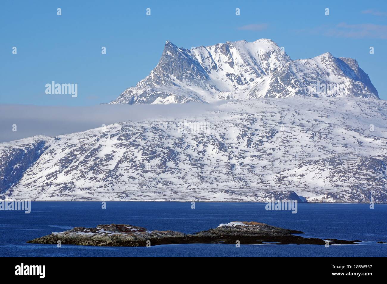 Sermitsiaq Berg, niedrige Wolken und klare Wintertage in Nuuk, Capital Region Stockfoto
