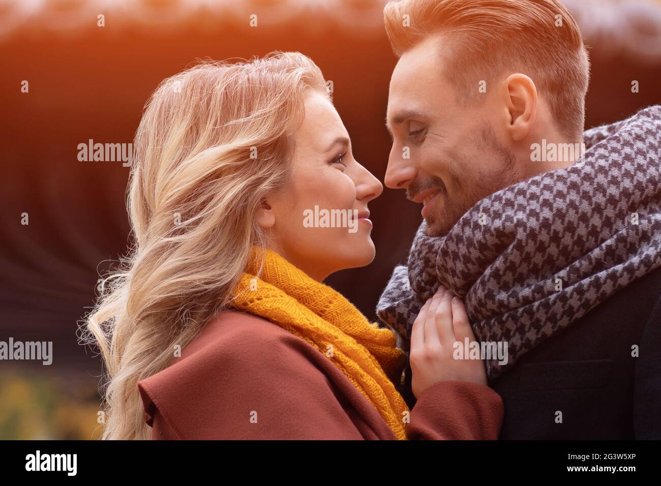 Super Nahaufnahme von küssen junges Paar. Mann und Frau umarmten sich lächelnd und schauten sich im Herbstpark an. Außenaufnahme o Stockfoto