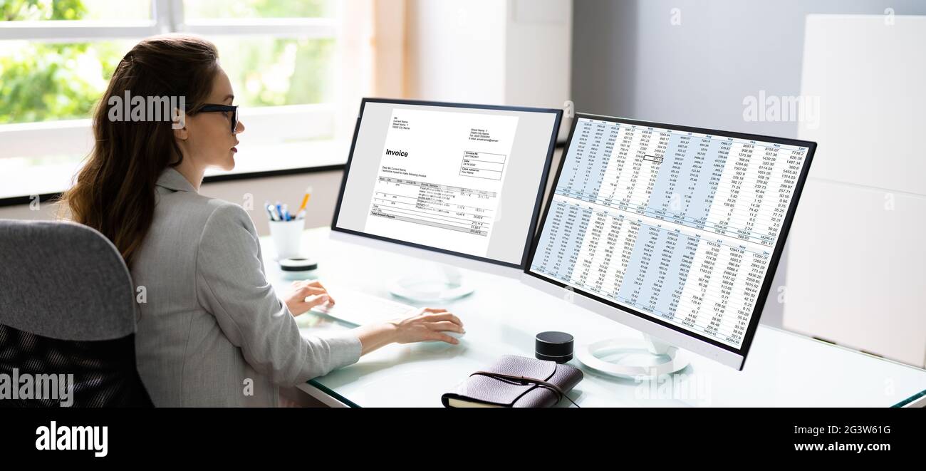 Medical Account Manager, Der Elektronische Rechnungen Im Büro Verwendet Stockfoto