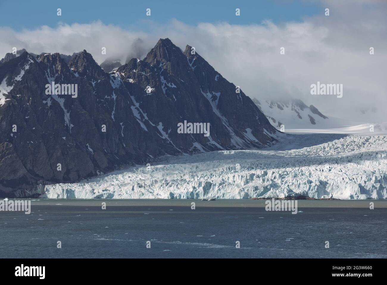 Die Küste und die Berge von Liefdefjord auf den Spitzbergen in der hohen Arktis Stockfoto