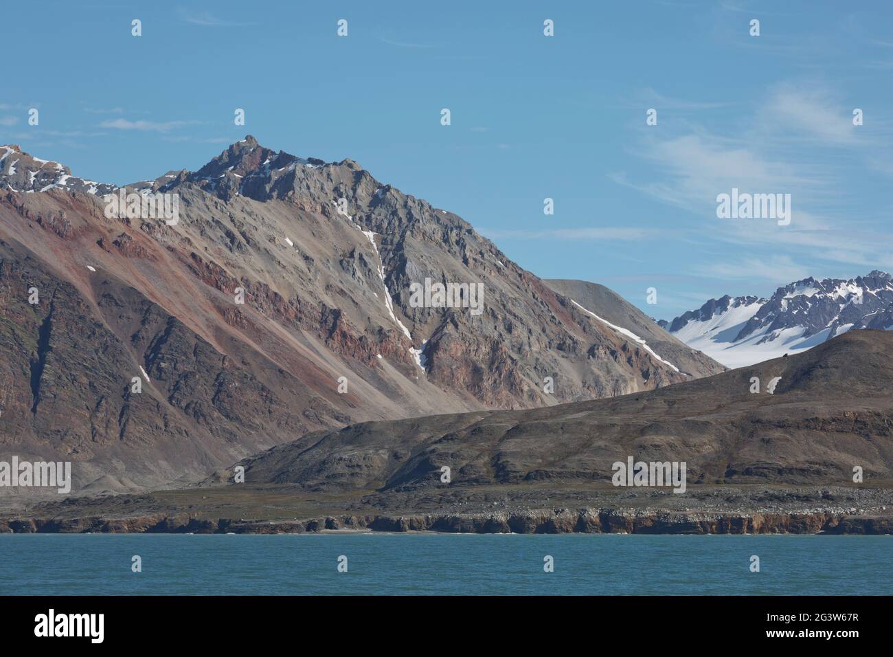 Berge, Gletscher und Küstenlandschaft in der Nähe eines Dorfes namens NY-Ã…lesund bei 79 Grad Stockfoto