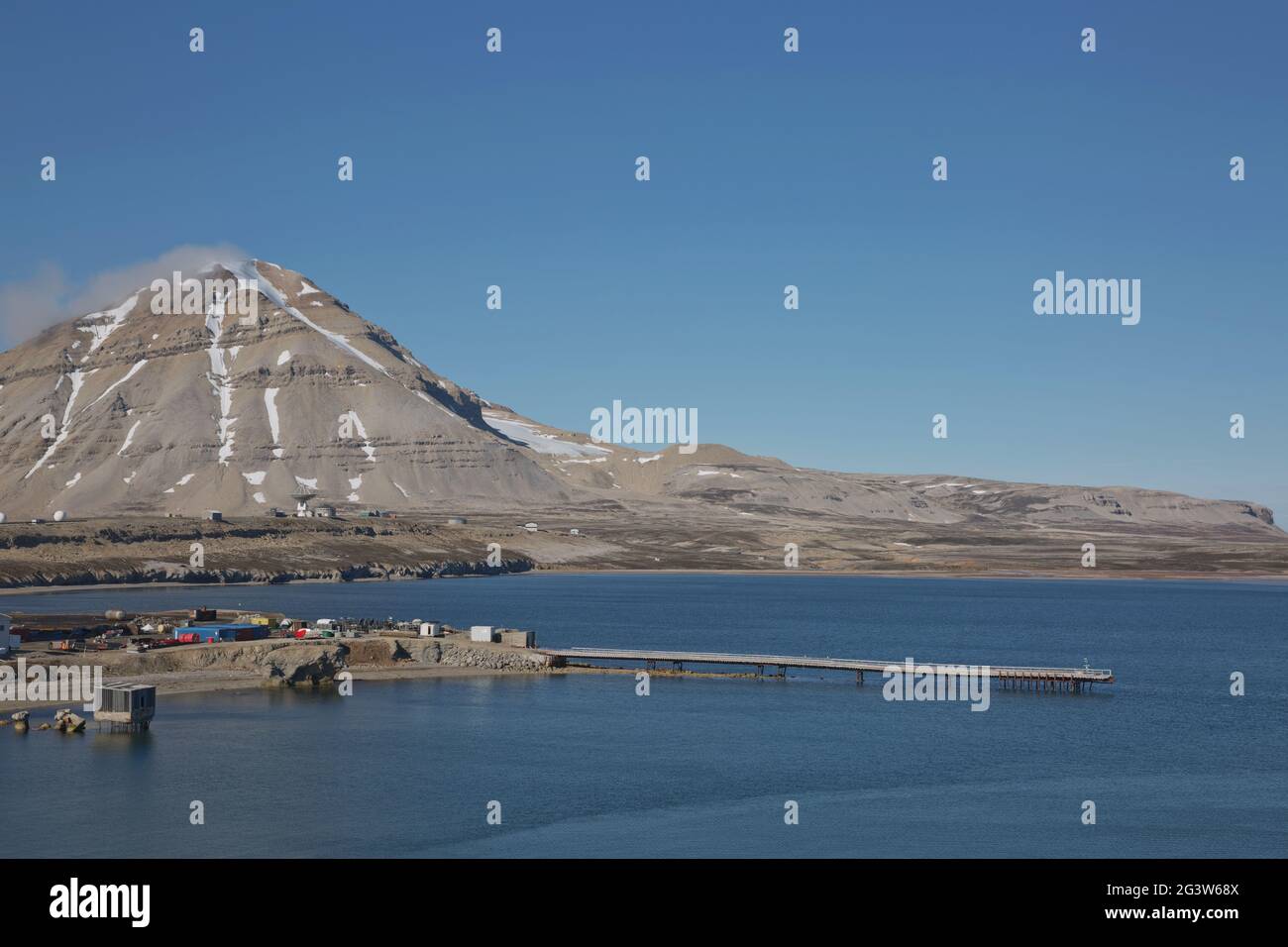 Die kleine Stadt NY Alesund in Svalbard, einem norwegischen Archipel zwischen Norwegen und dem Nordpol. Stockfoto