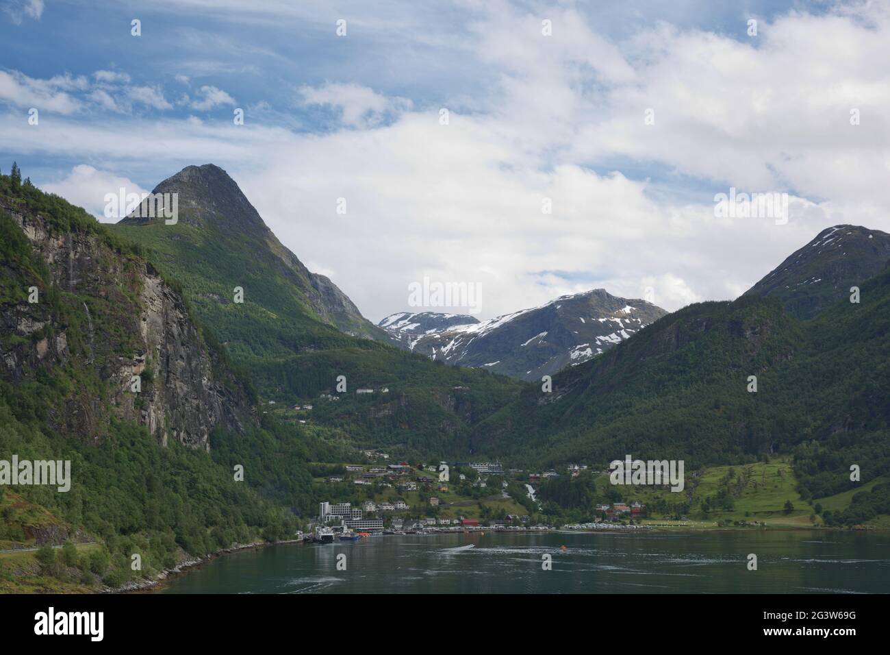 Geiranger Fjord, schöne Natur Norwegen. Es ist ein 15 Kilometer (9.3 Meilen) langer Abzweig Stockfoto