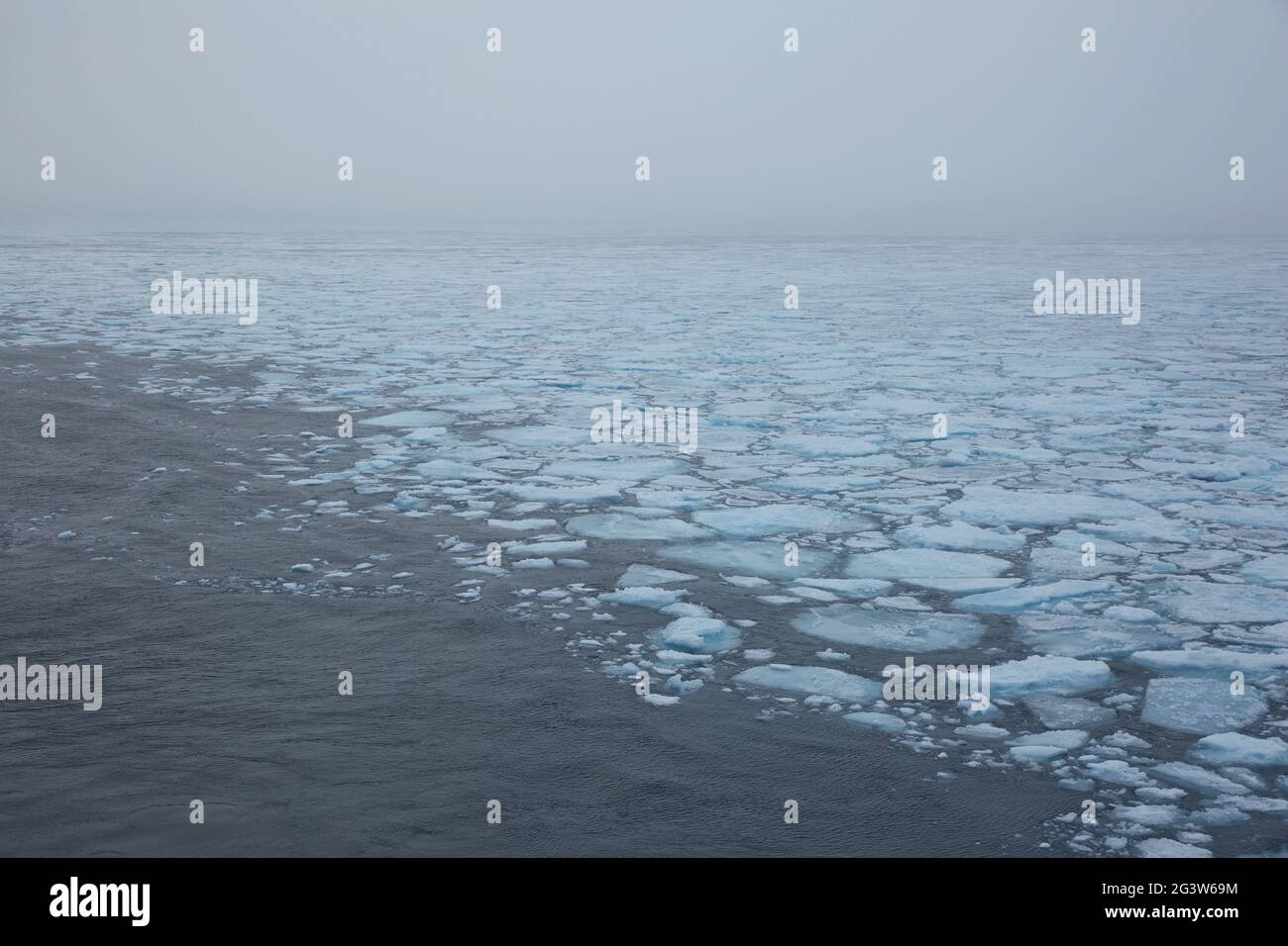 Polare Eiskappe und der Rand des gefrorenen Landes um den Nordpol Stockfoto