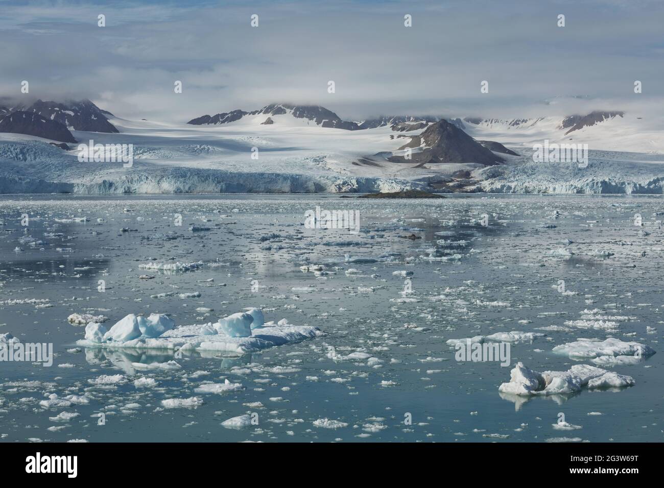 Berge, Gletscher und Küstenlandschaft in der Nähe eines Dorfes namens NY-Ã…lesund bei 79 Grad Stockfoto