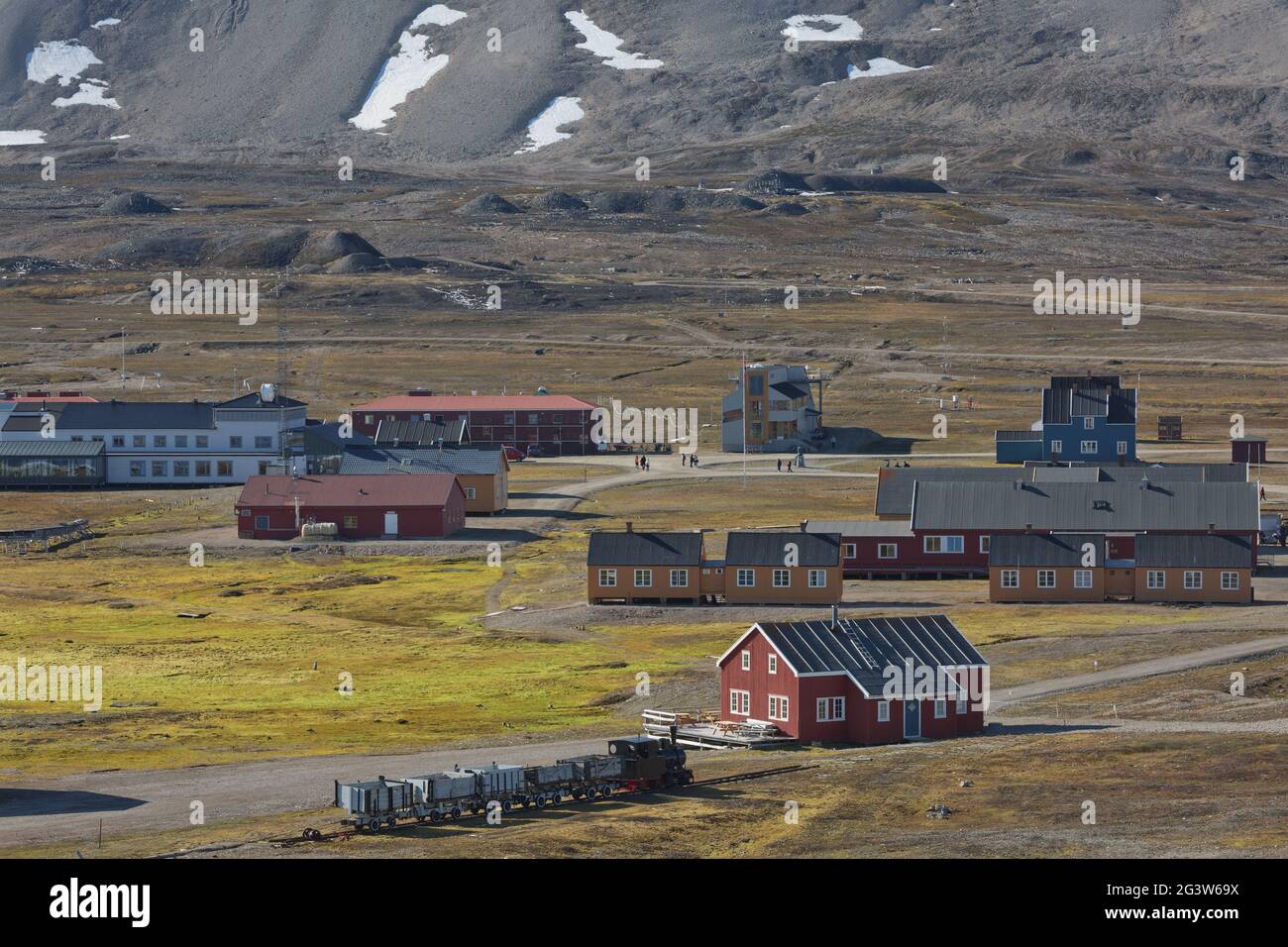 Die kleine Stadt NY Alesund in Svalbard, einem norwegischen Archipel zwischen Norwegen und dem Nordpol. Stockfoto