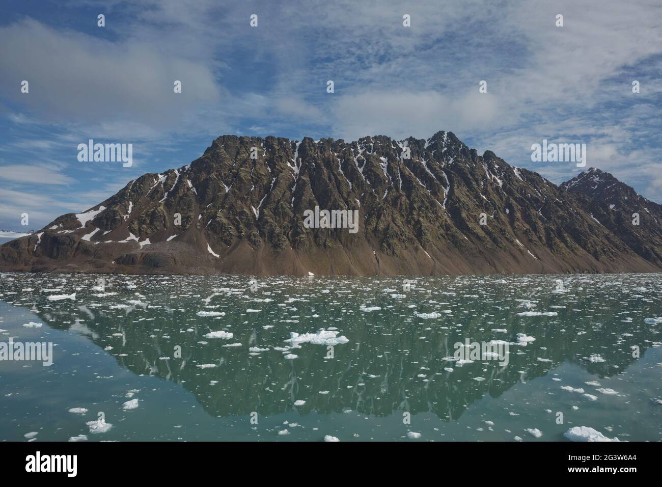 Berge, Gletscher und Küstenlandschaft in der Nähe eines Dorfes namens NY-Ã…lesund bei 79 Grad Stockfoto