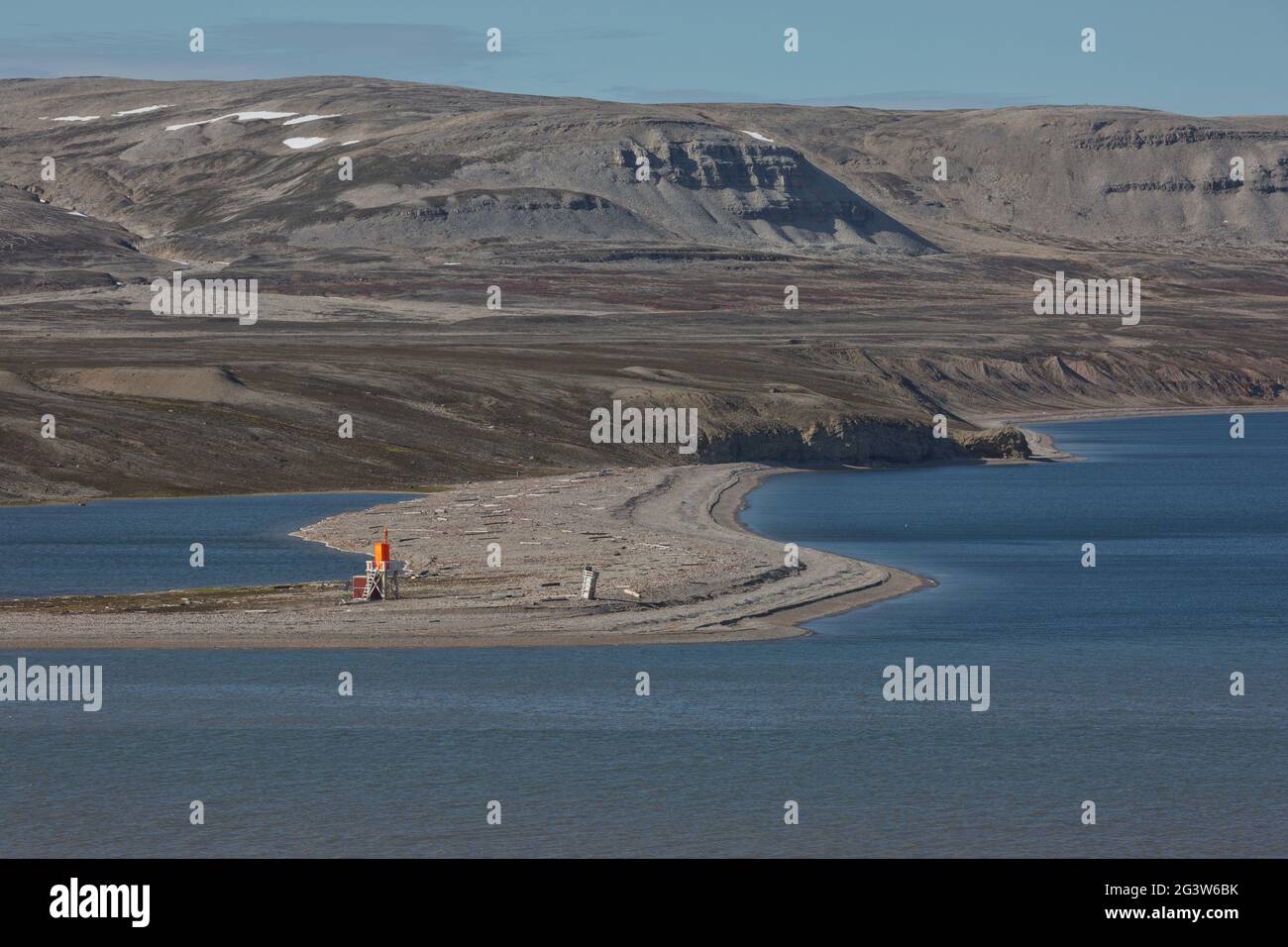 Berge, Gletscher und Küstenlandschaft in der Nähe eines Dorfes namens NY-Ã…lesund bei 79 Grad Stockfoto