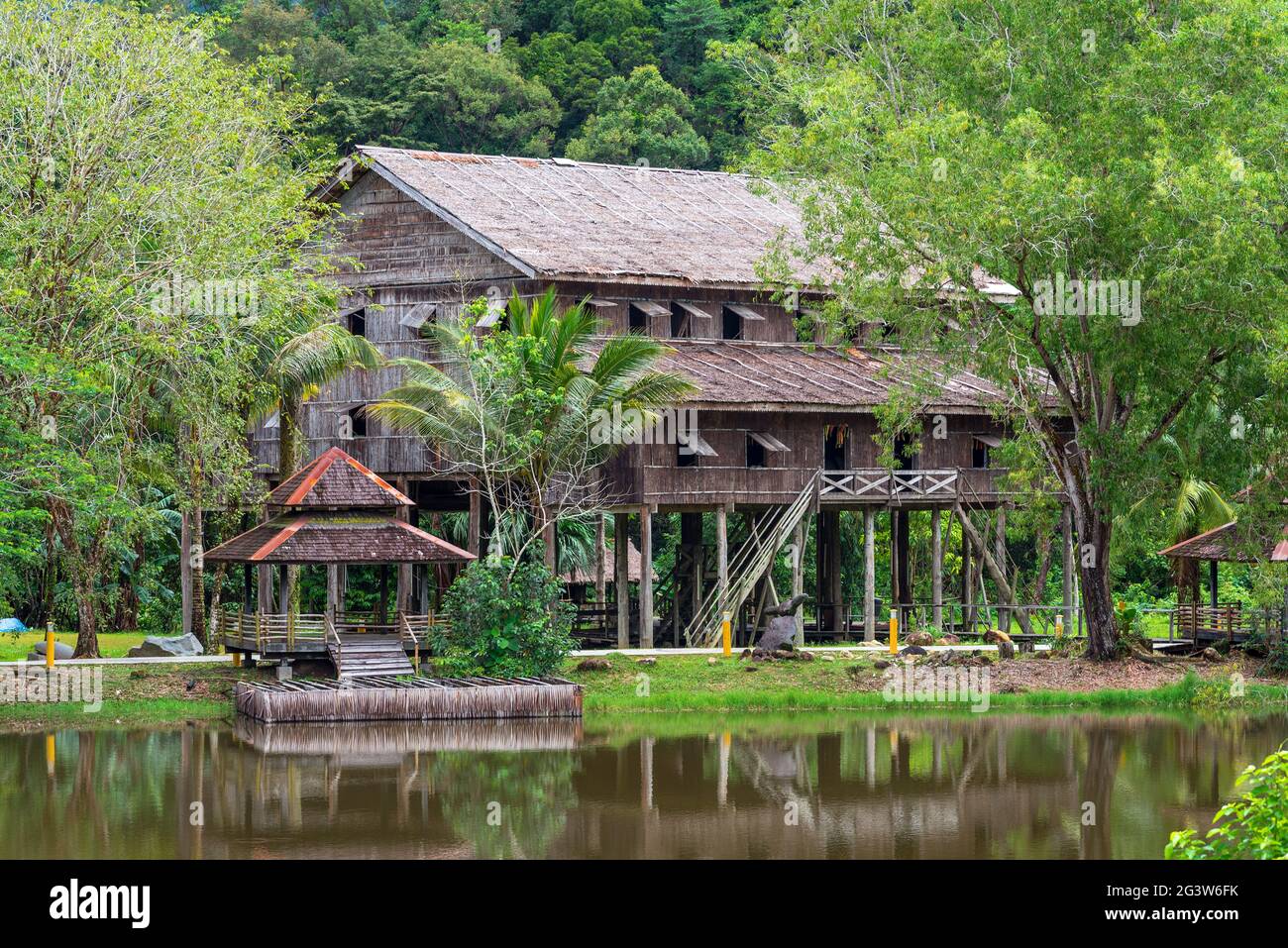 Traditionelles, hohes Haus in Melanau, ein Hochhaus im Sarawak Kulturdorf auf Borneo Stockfoto