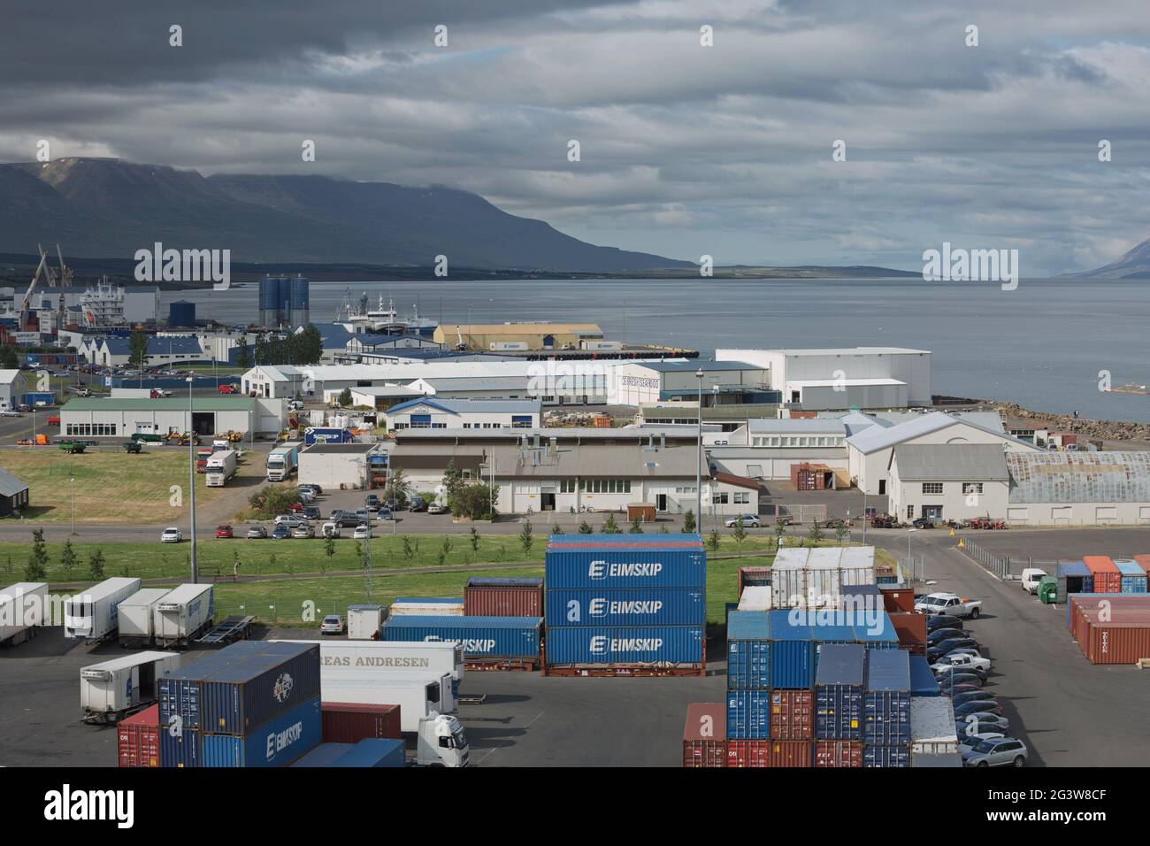 LKW und Container bereit für den Transport im Hafen von Akureyri in Island Stockfoto