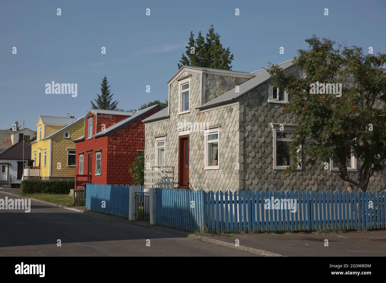 Traditionelle bunte Häuser mit Steinfliesen oder Wellblech im alten Teil von Akureyri Stockfoto
