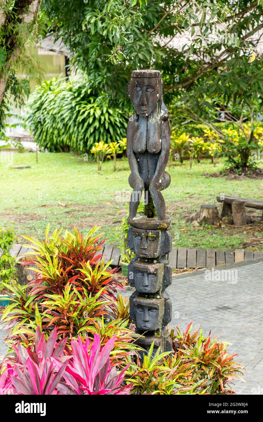 Totem mit Schnitzfiguren im Sarawak Kulturdorf Stockfoto