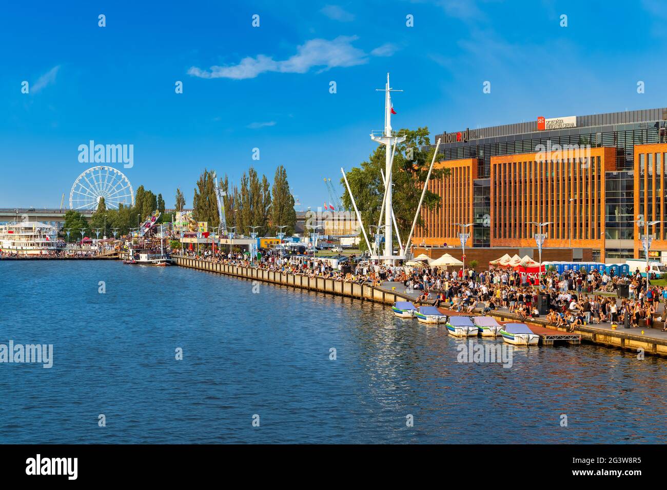 Vergnügungspark an den Boulevards des Flusses Odra und Touristen, die die Tage des Meeresfestivals in Szczec genießen Stockfoto