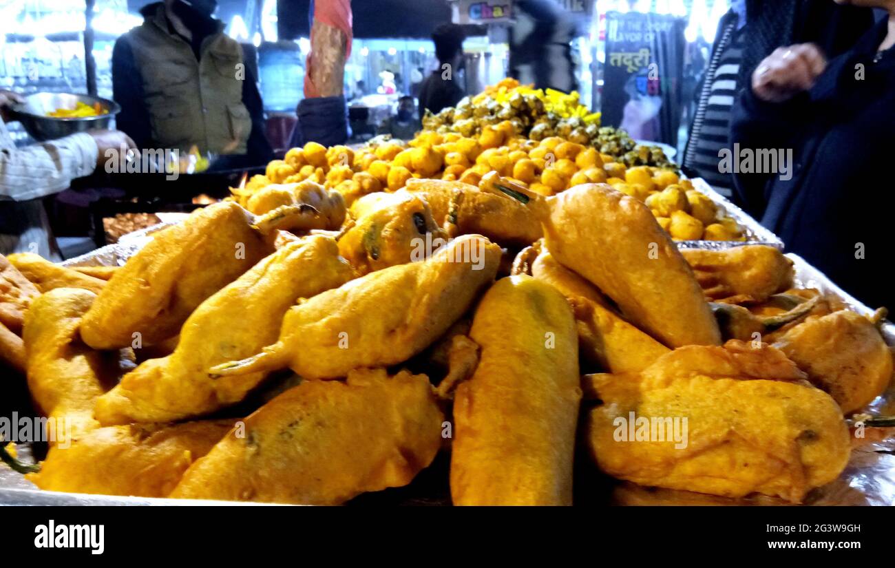 Lucknow, uttar pradesh - januar 2021 : EIN Street-Food-Verkäufer Pommes frites Snacks Pakodas zum Verkauf in Stockfoto