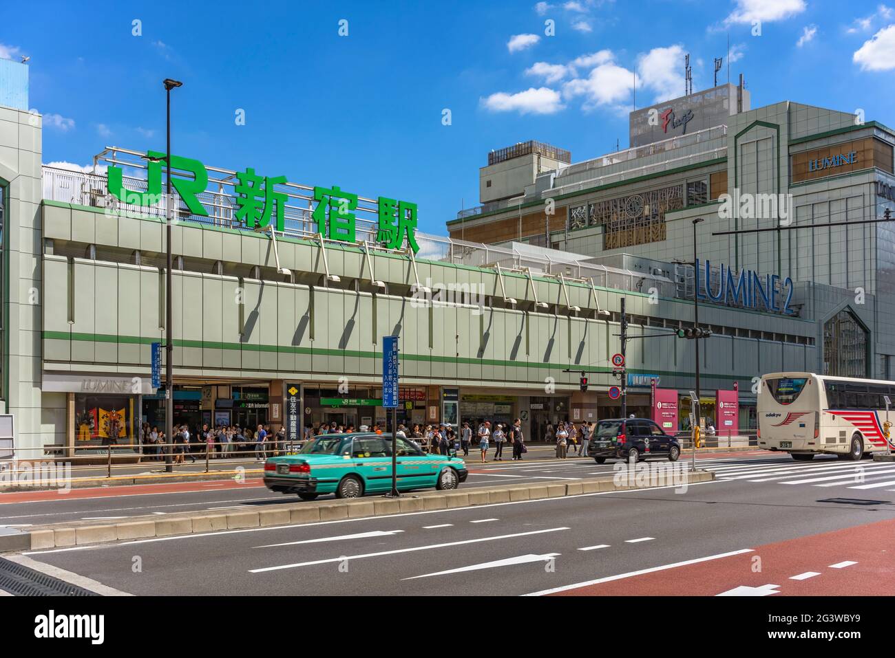 tokio, japan - 05 2019. august: Fassade des Südtors des Bahnhofs Shinjuku der japanischen Eisenbahn und des Einkaufszentrums Lumine 2 entlang des Kōshū Kai Stockfoto