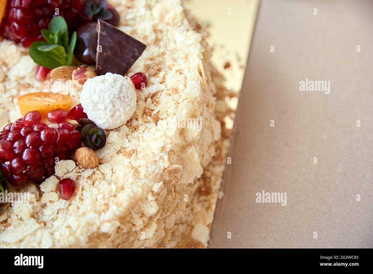 Happy Birthday Konzept. Festlicher Kuchen mit Früchten und Süßigkeiten mit Platz zum Kopieren dekoriert Stockfoto
