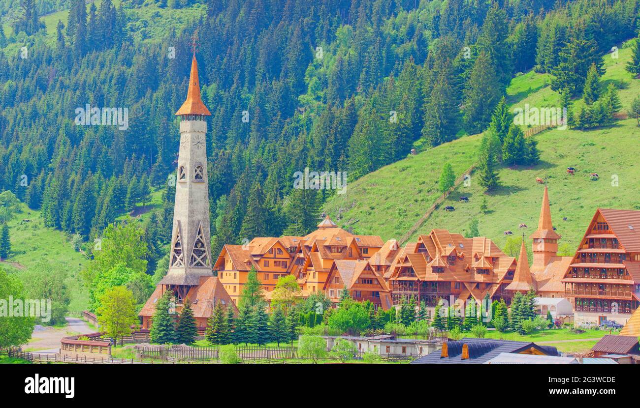 Traditionelle rumänische Kirche aus Holzstruktur. Dorna, Rumänien Stockfoto