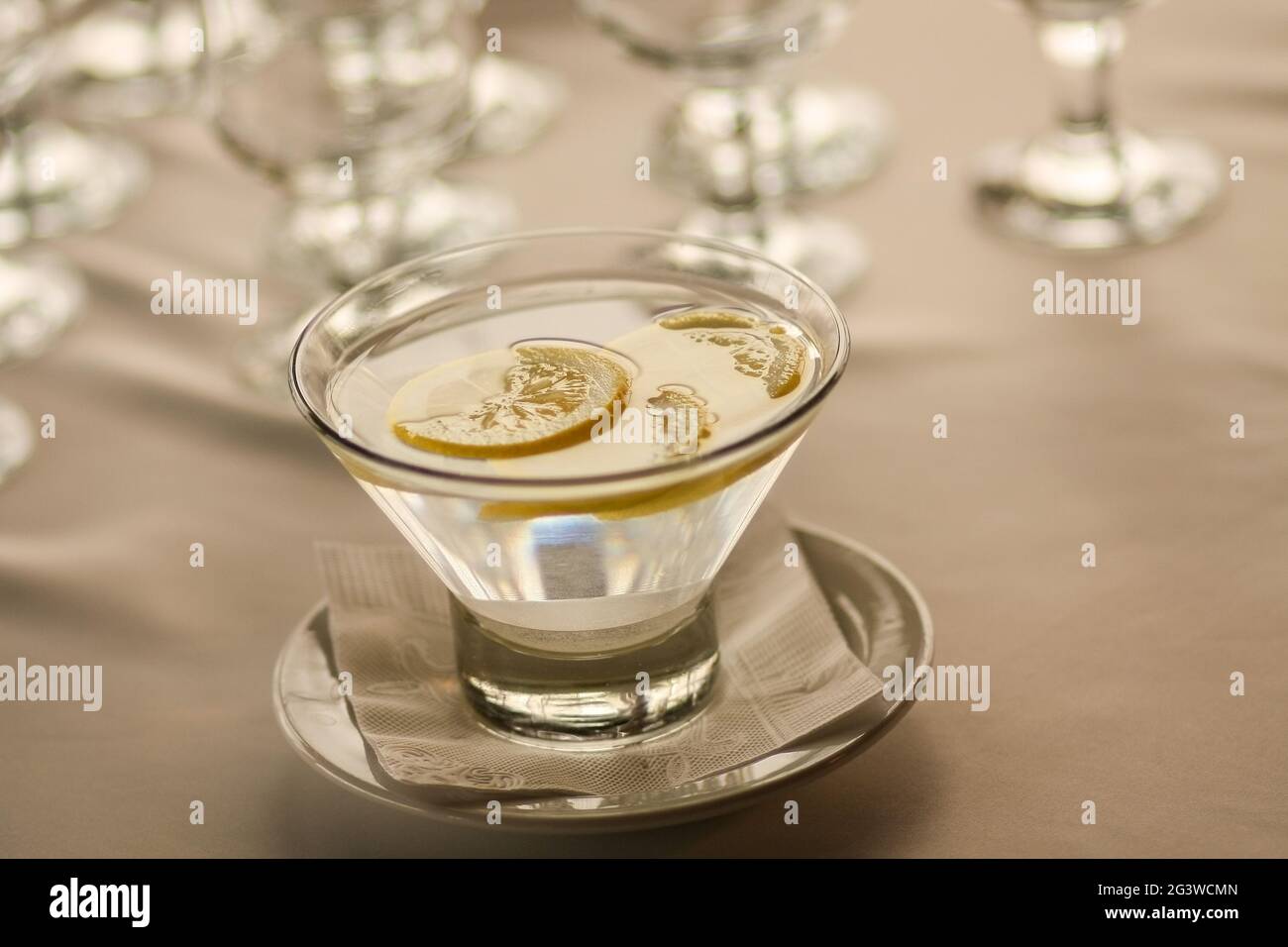 Glas warmes Wasser und Zitrone, Ernährung. Klares Glas mit gereinigtem Wasser und Zitronenscheibe Stockfoto