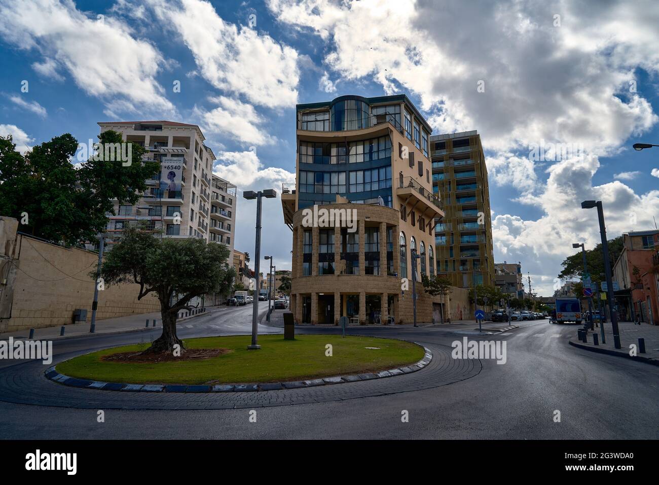 Jaffa, ein modernes Gebäude mit vielen Fenstern, die auf einen blau bewölkten Himmel blicken. Stockfoto