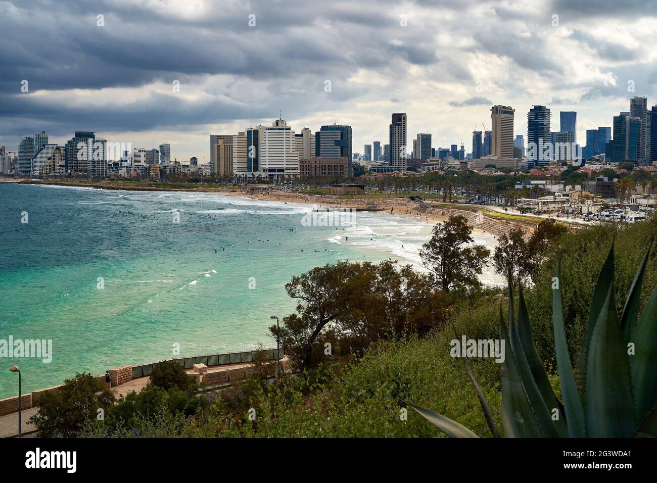 Ein Panoramablick auf die Küste von Tel Aviv, Israel während des bewölkten Tages. Stockfoto