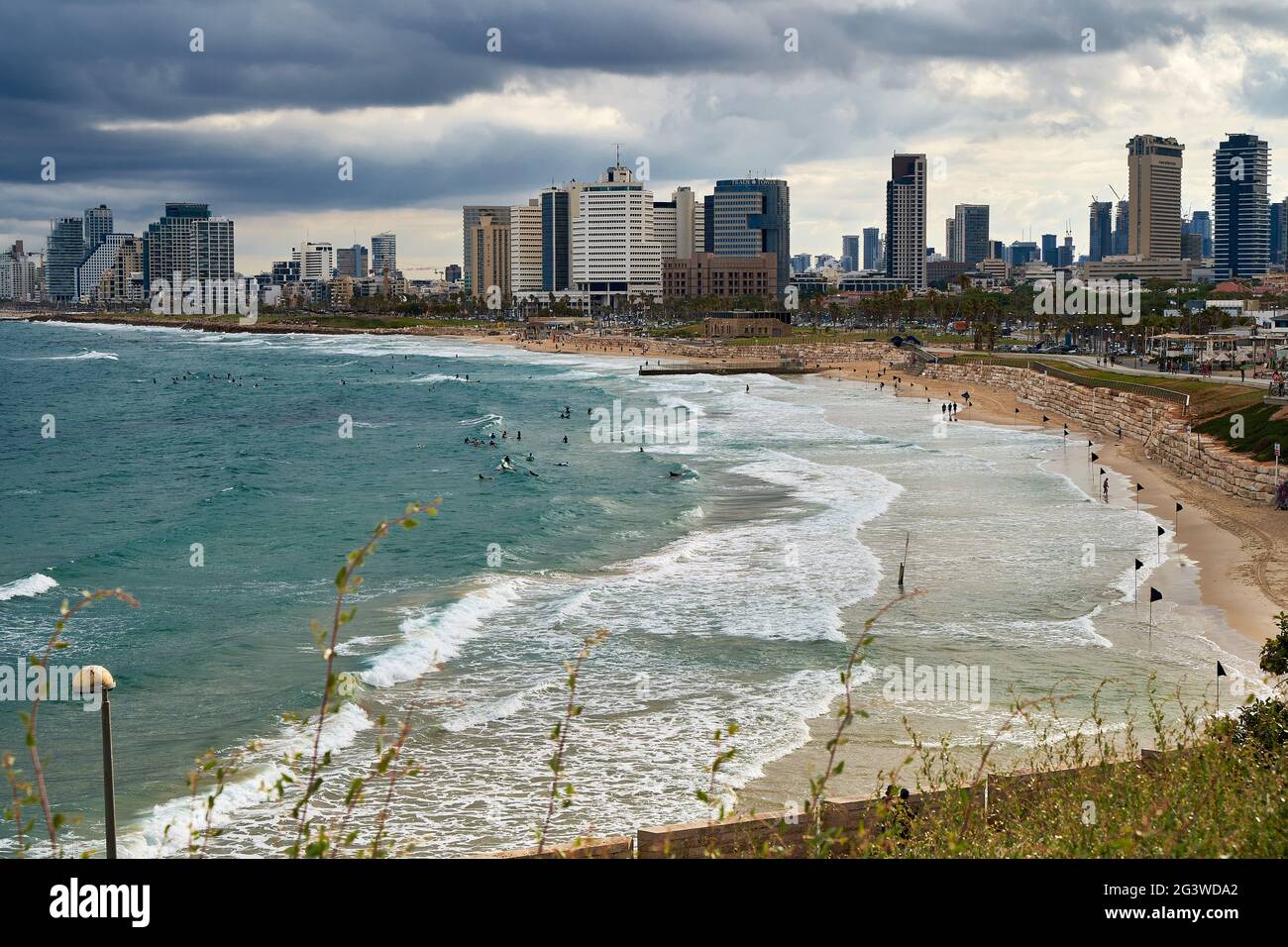 Ein Panoramablick auf die Küste von Tel Aviv, Israel während des bewölkten Tages. Stockfoto