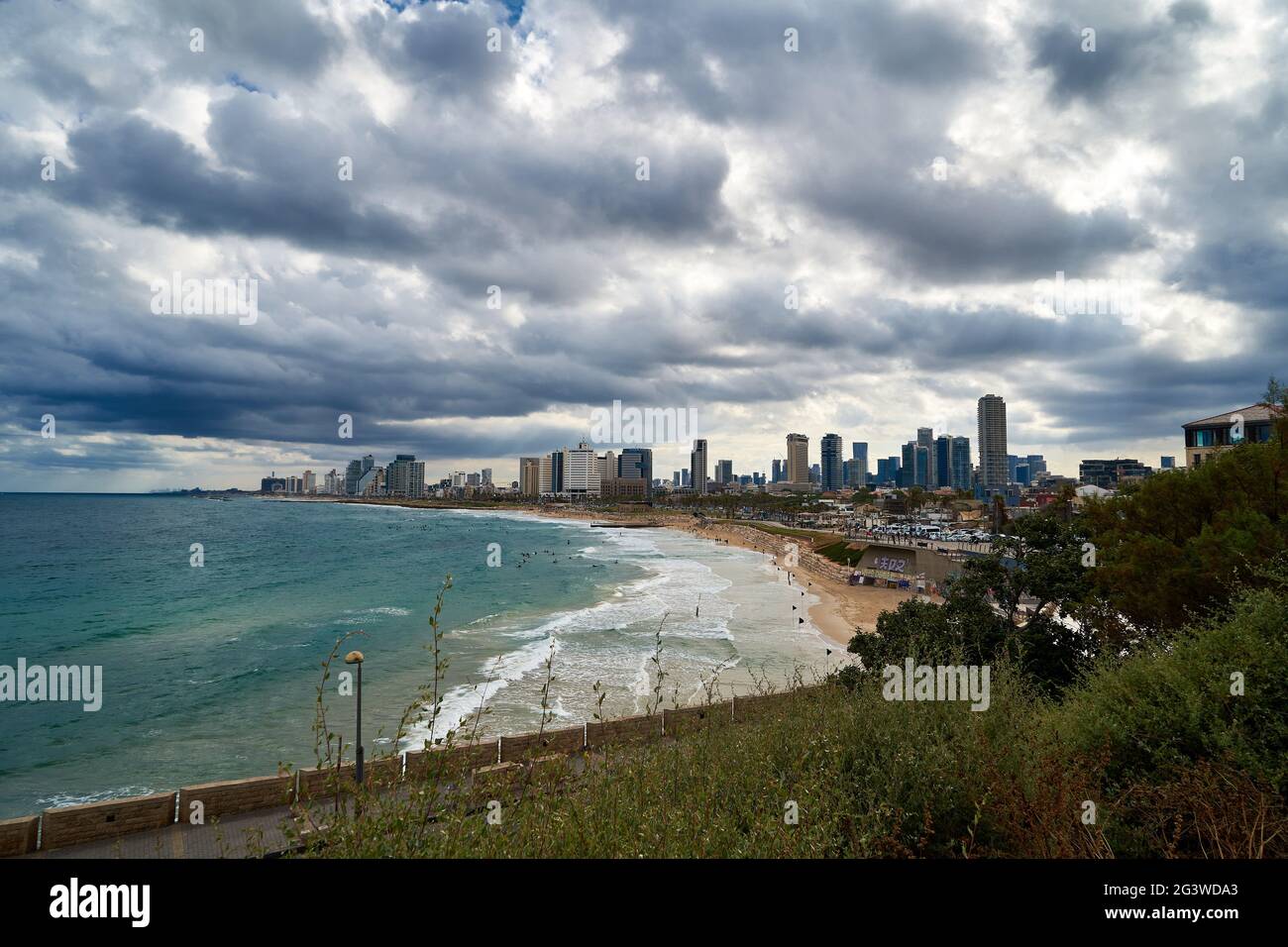 Ein Panoramablick auf die Küste von Tel Aviv, Israel während des bewölkten Tages. Stockfoto