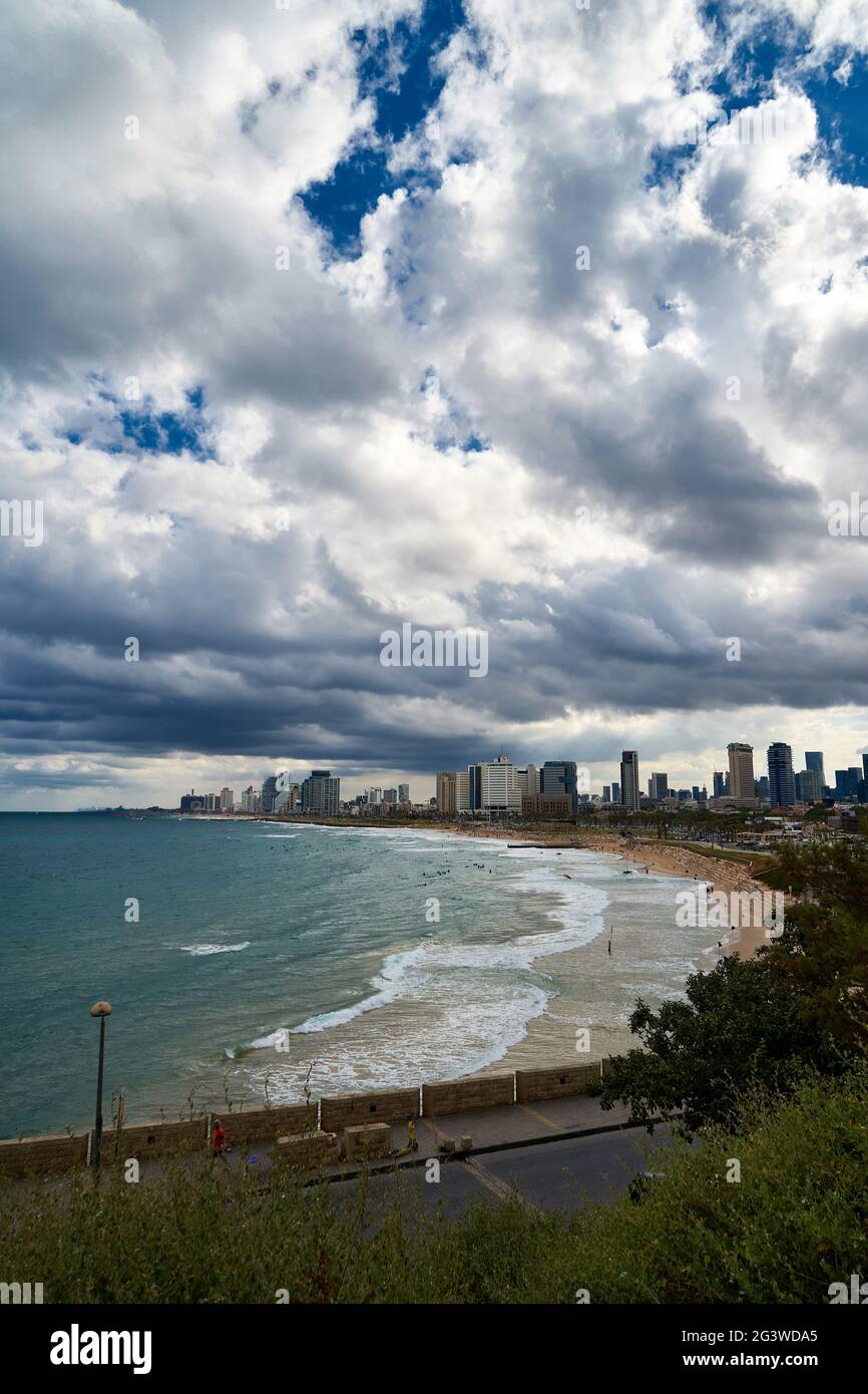 Ein Panoramablick auf die Küste von Tel Aviv, Israel während des bewölkten Tages. Stockfoto