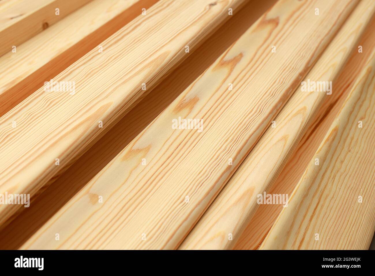 Polierte Holzbretter aus nächster Nähe. Dies ist ein glattes Edelholz im Vollbildmodus. Stockfoto