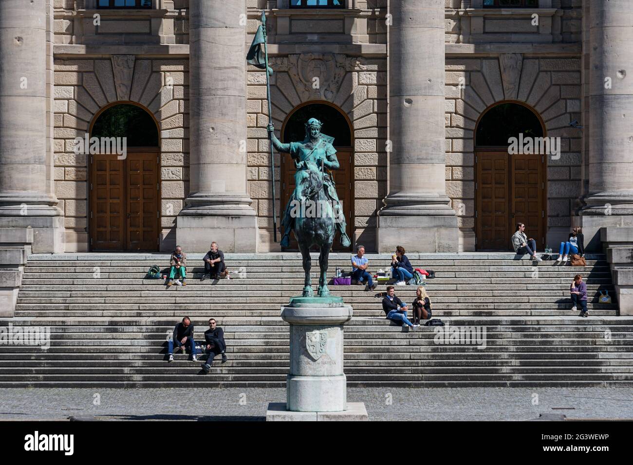 Menschen genießen Zeit in der Bayerischen Staatskanzlei, einer Landesbehörde, die in München eingerichtet wurde, um den Ministerpräsidenten und die Landesregierung zu unterstützen. Stockfoto