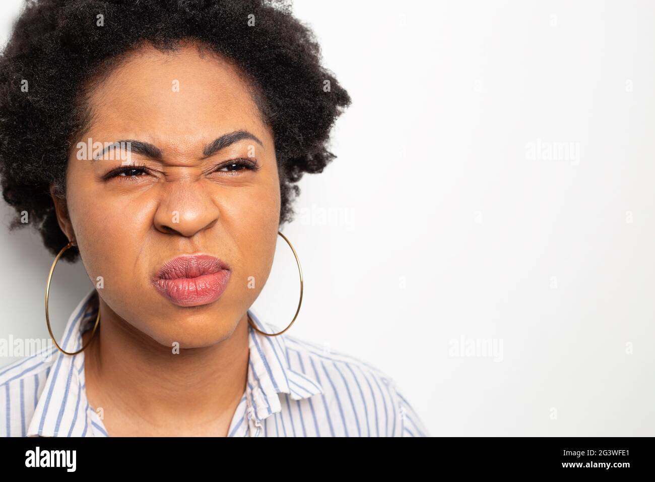 Das Gefühl des Ekels auf dem Gesicht einer Frau. Schlechter Geruch. Stockfoto