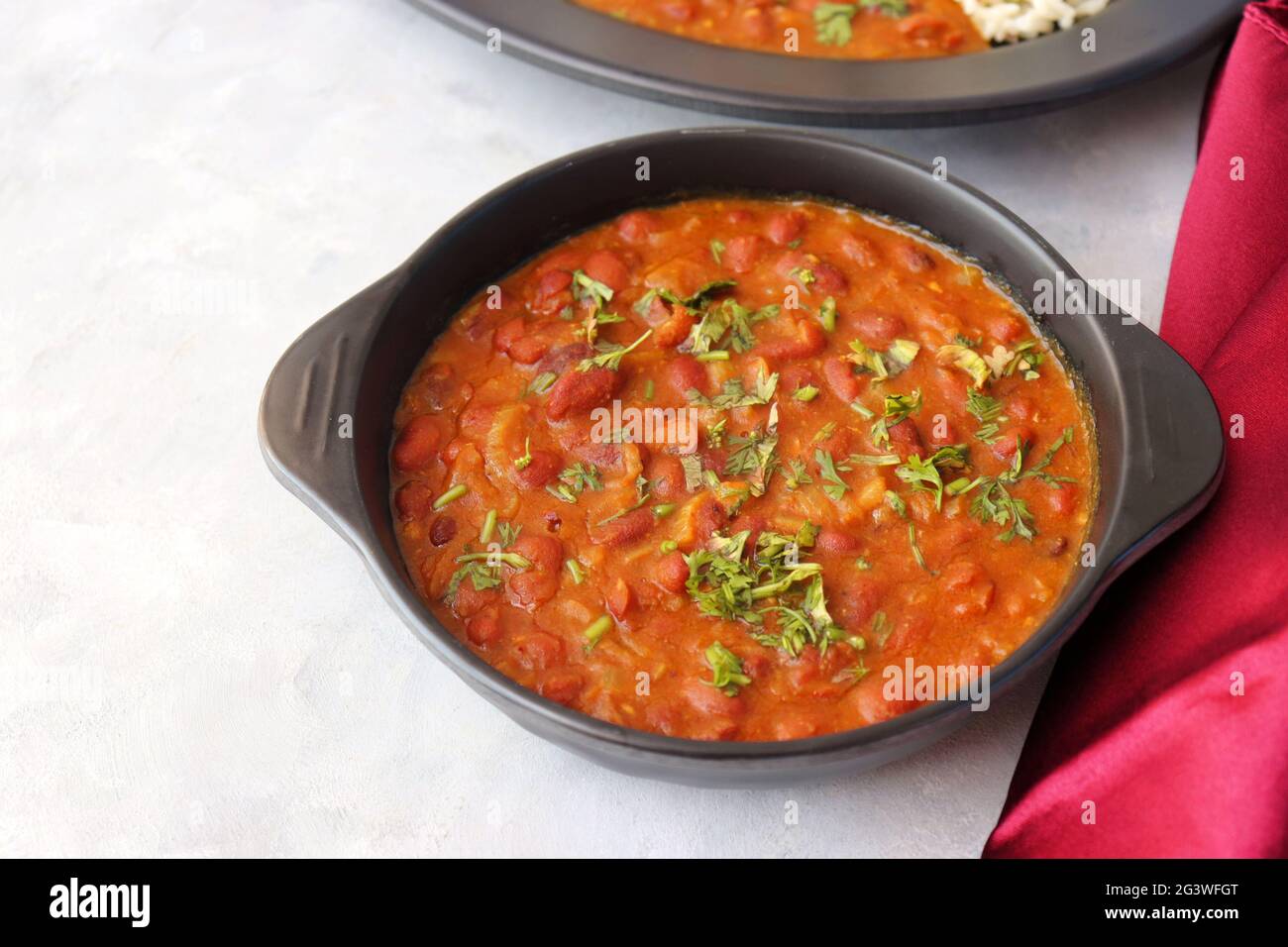 Rajma Chawal ist ein beliebtes nordindisches Essen. Rajma ist eine rote Bohnen mit Sockeln, die mit Zwiebeln, Tomaten und einer speziellen Gewürzmischung gekocht wird. Stockfoto