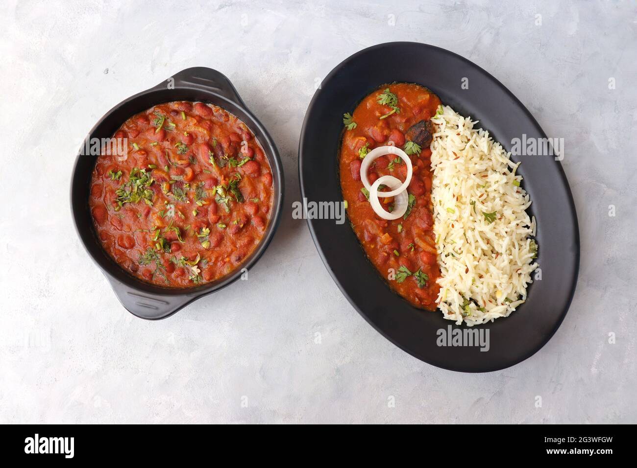 Rajma Chawal ist ein beliebtes nordindisches Essen. Rajma ist eine rote Bohnen mit Sockeln, die mit Zwiebeln, Tomaten und einer speziellen Gewürzmischung gekocht wird. Stockfoto