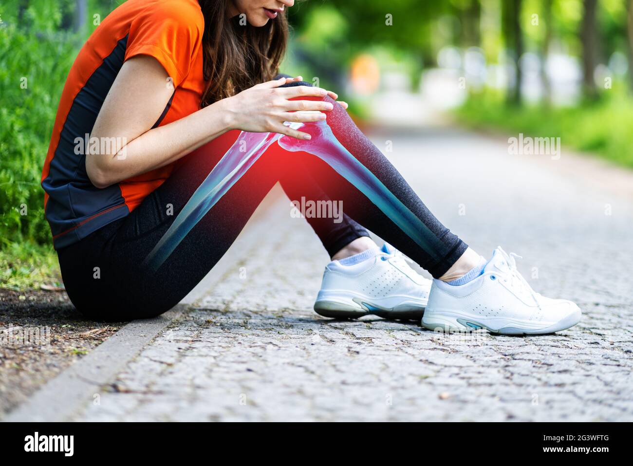 Weibliche Jogger mit Schmerzen im Knie Stockfoto