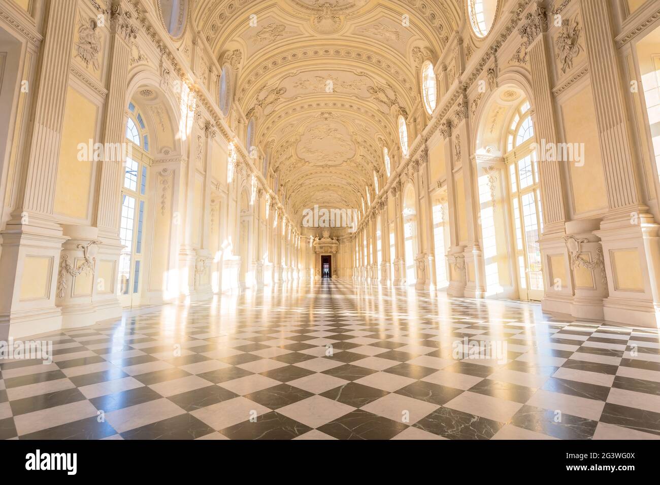 Galerie-Interieur mit erstaunlicher Luxus-Marmor, Venaria reale, Italien. Stockfoto