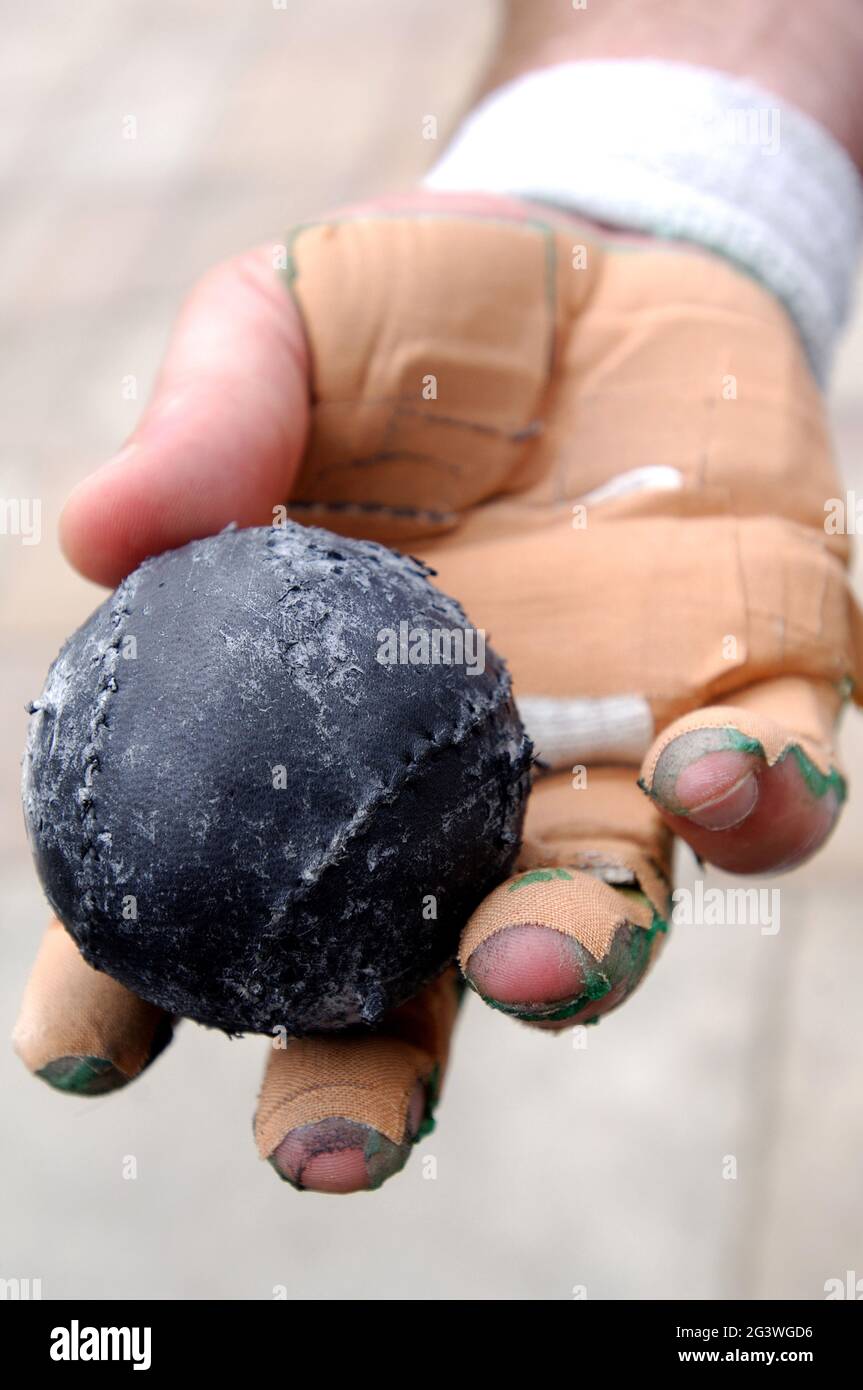 FRANKREICH. PYRENEES-ATLANTIQUES (64) BASKISCHE SPRACHE. DAS BASKISCHE PELOTE STAMMT AUS DEM ALTEN SPIEL VON JEU DE PAUME. ES KANN MIT ENTBLÖSCHTER HAND, P, GESPIELT WERDEN Stockfoto