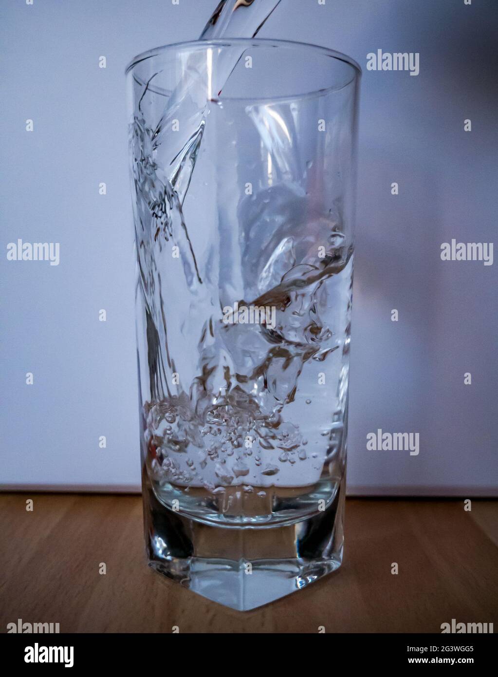 Wasser in das Glas gießen - Bewegung des gefrorenen Wassers Stockfoto