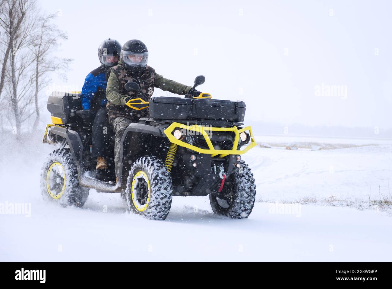 Fahren mit Quad-Fahrzeug im Schnee im Winter Stockfoto