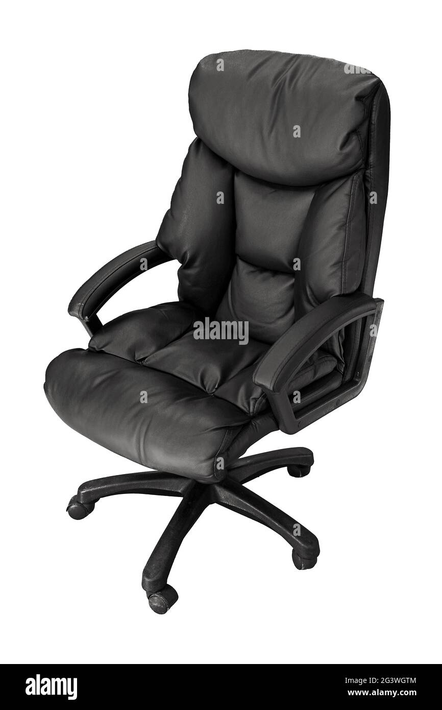 Der schwarze Lederstuhl eines Büroangestellten oder einer Führungskraft steht isoliert auf weißem Hintergrund. Stockfoto