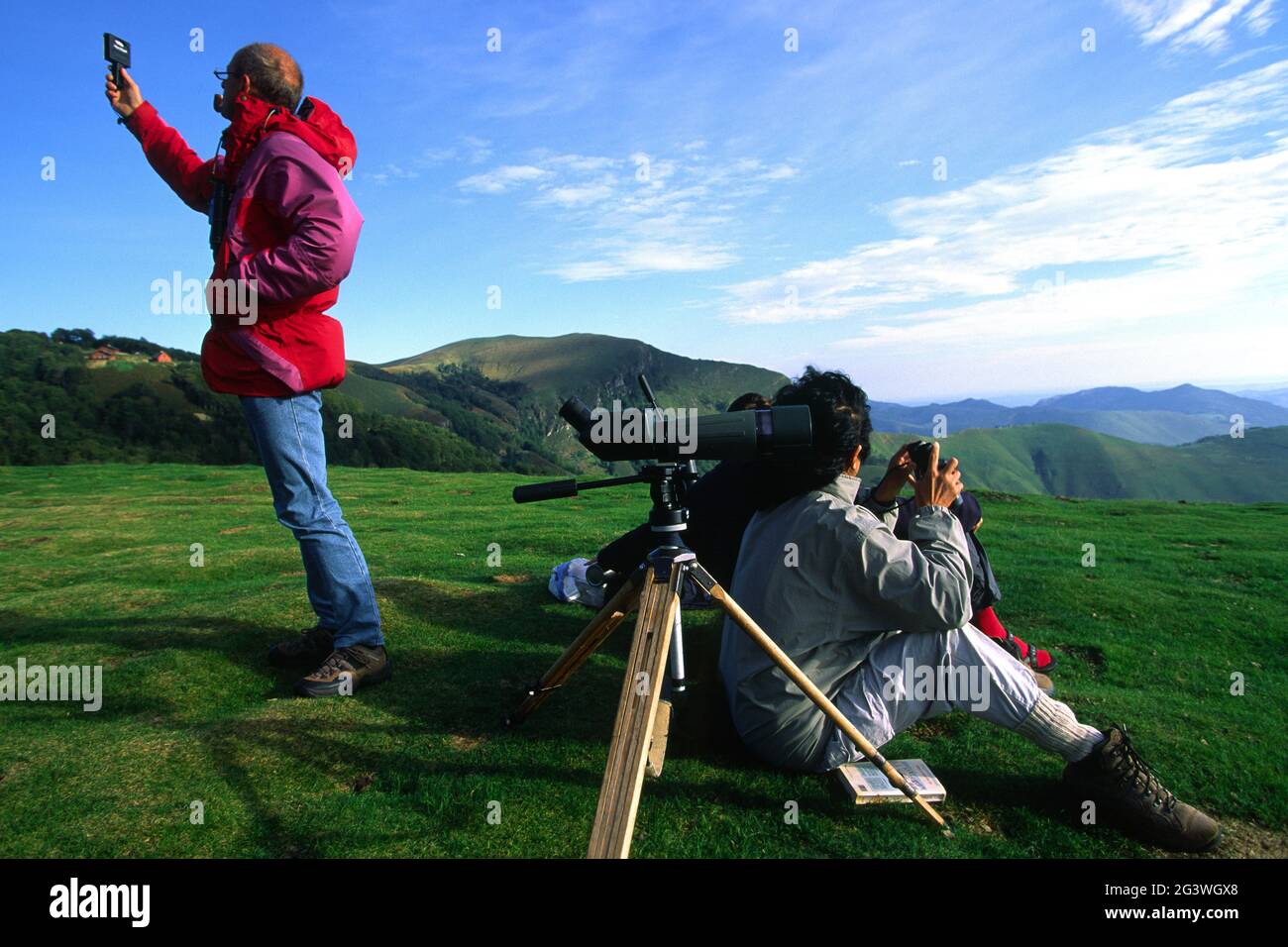 FRANKREICH. PYRENEES-ATLANTIQUES (64) BASKISCHE SPRACHE. LA SOULE. JEDES JAHR TREFFEN SICH VOGELFREUNDE AM COL VON ORGAMBIDESKA, UM DEN MIGRAT ZU BEOBACHTEN Stockfoto