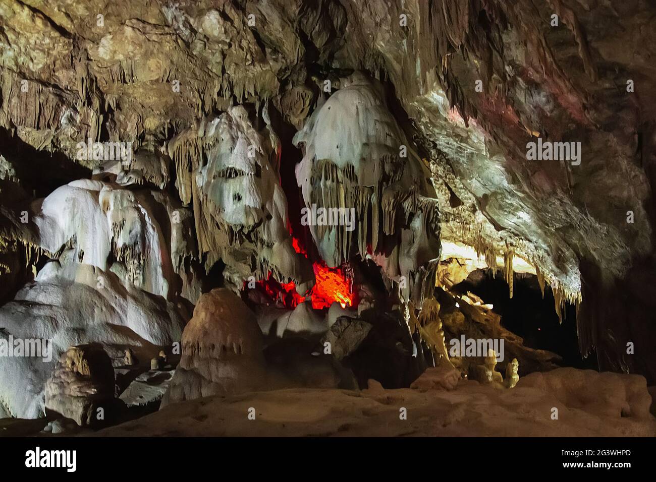Neue Athos Höhle mit Stalaktiten und Stalagmiten in Abchasien. Stockfoto