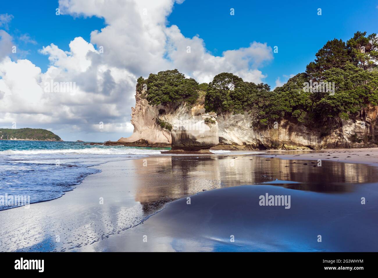 Spiegelungen von Wolken im Sand Stockfoto