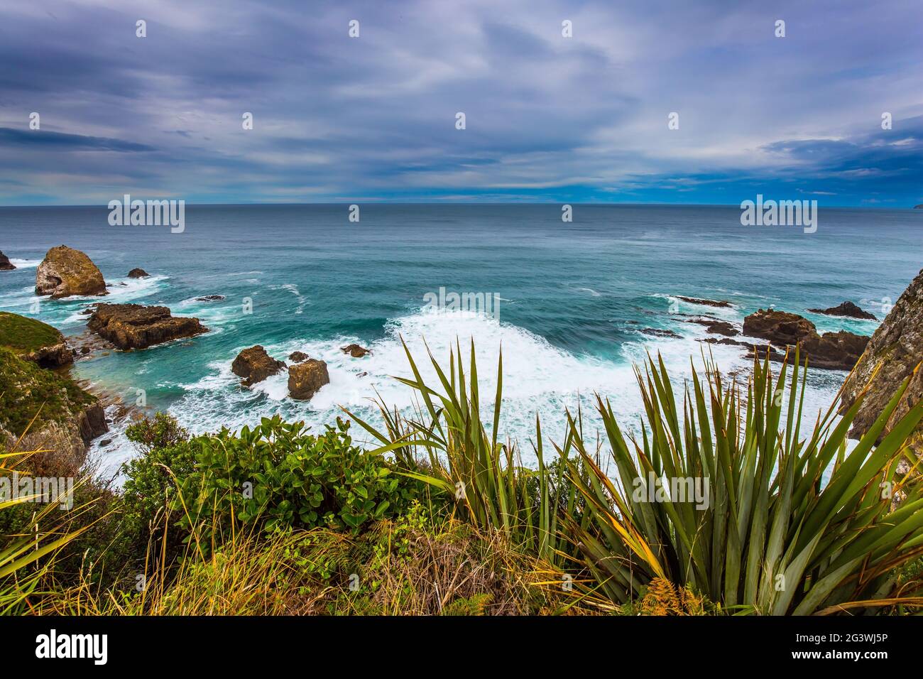 Schäumende Meeresbrandung vor dem Sturm Stockfoto