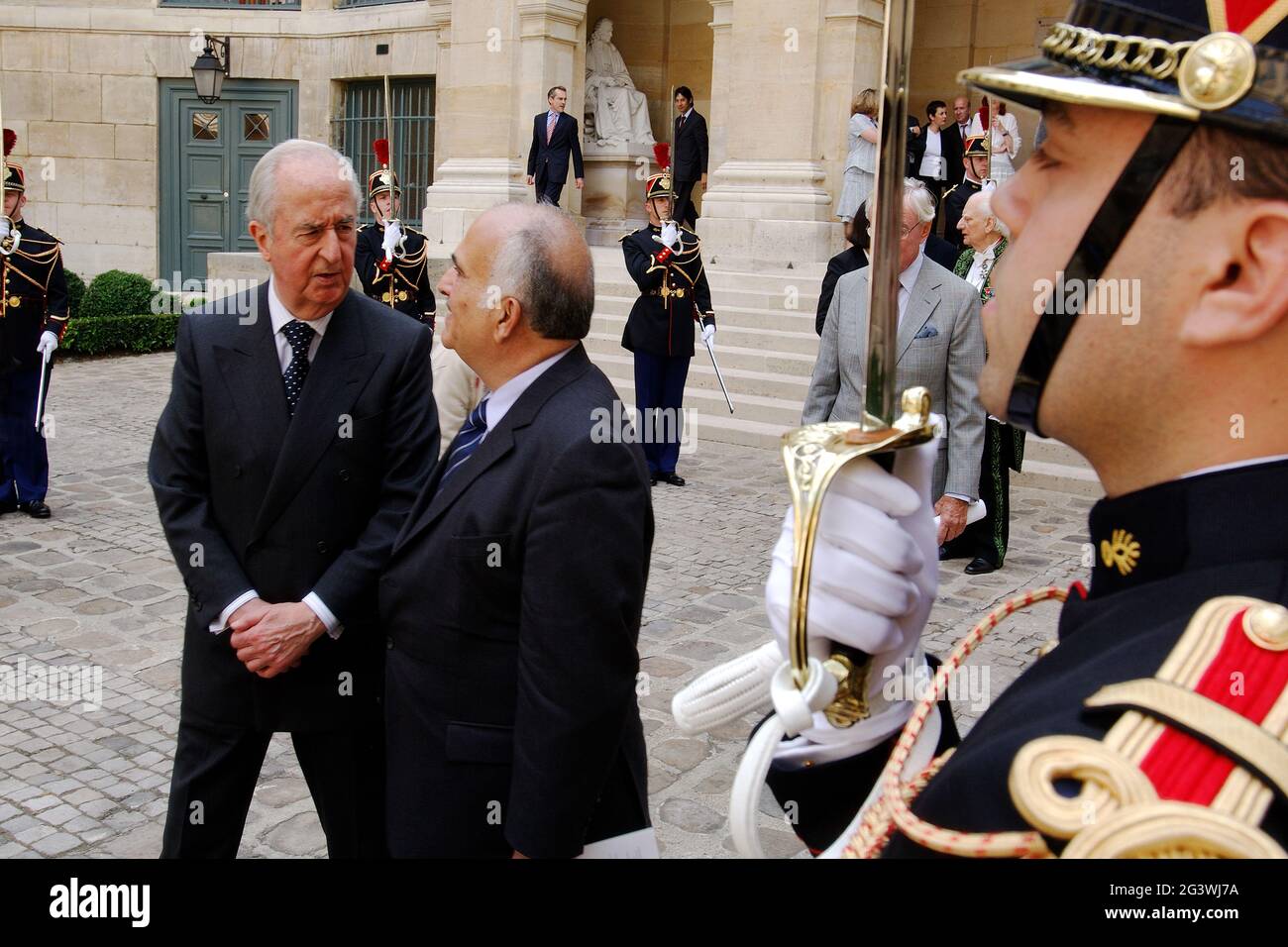 FRANKREICH. PARIS (75) 6. ARR. INSTITUT FÜR FRANKREICH. DER SITZ DER AKADEMIKER. EDOUARD BALLADUR VERLÄSST DIE KUPPEL Stockfoto