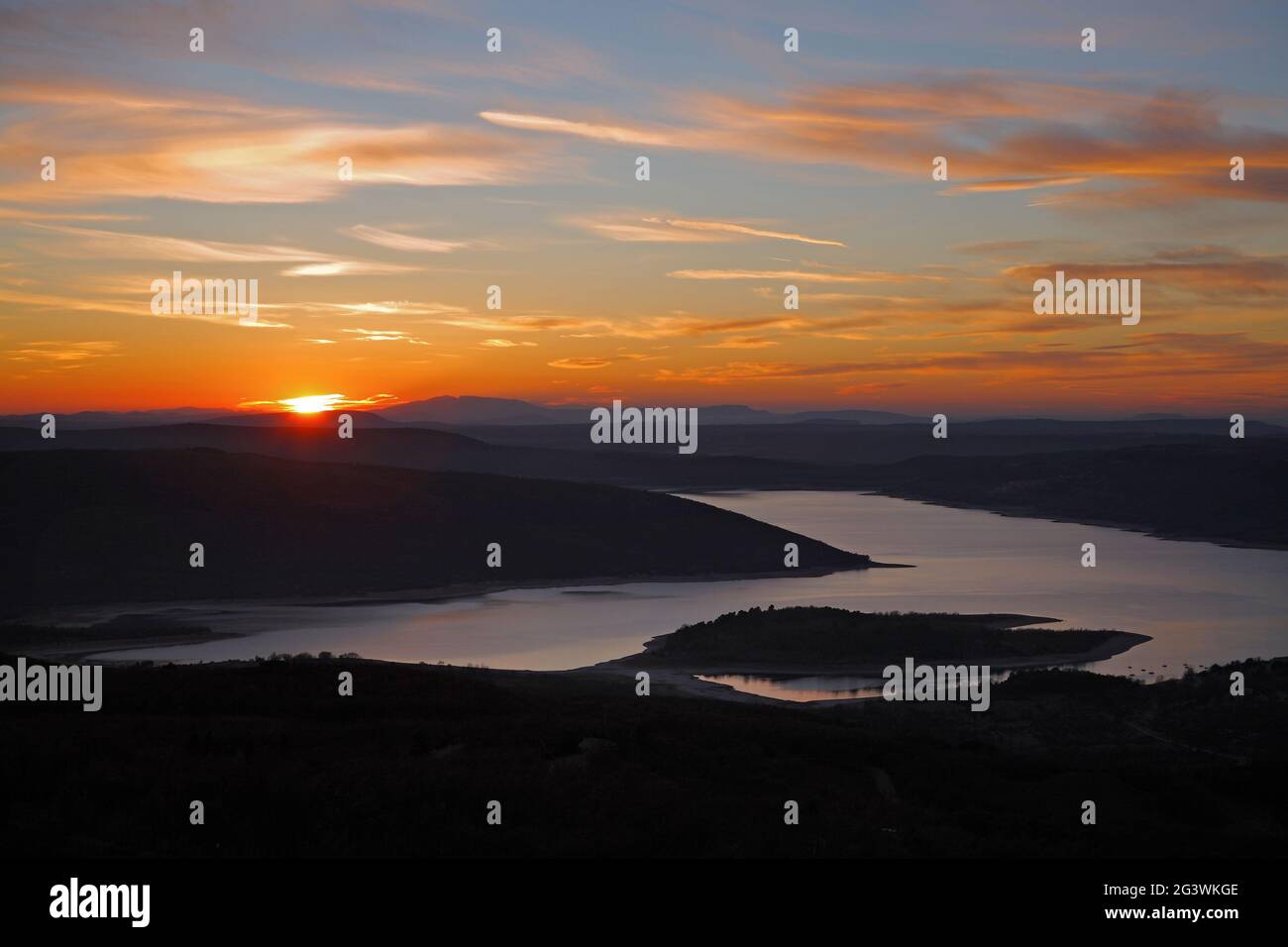 FRANKREICH. ALPES DE HAUTE-PROVENCE (04) LE LAC DE SAINTE-CROIX EST UNE RETENUE ARTIFICIELLE, MISE EN EAU PAR EDF EN 1973, A LA SUITE DE LA CONSTRUCTION D Stockfoto