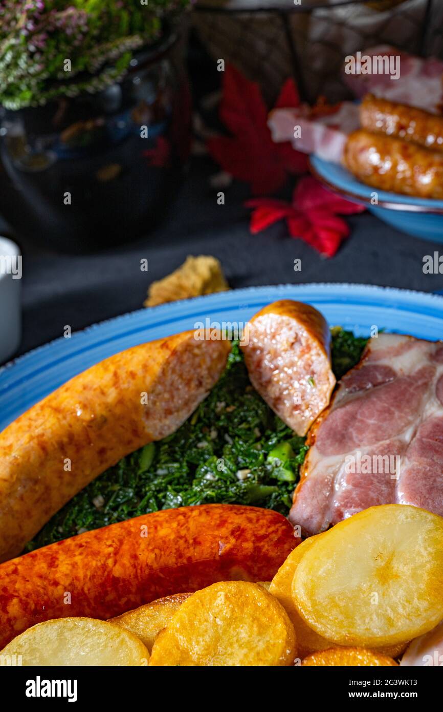 Köstlicher oldenburger Grünkohl mit Pinkelwurst Stockfoto