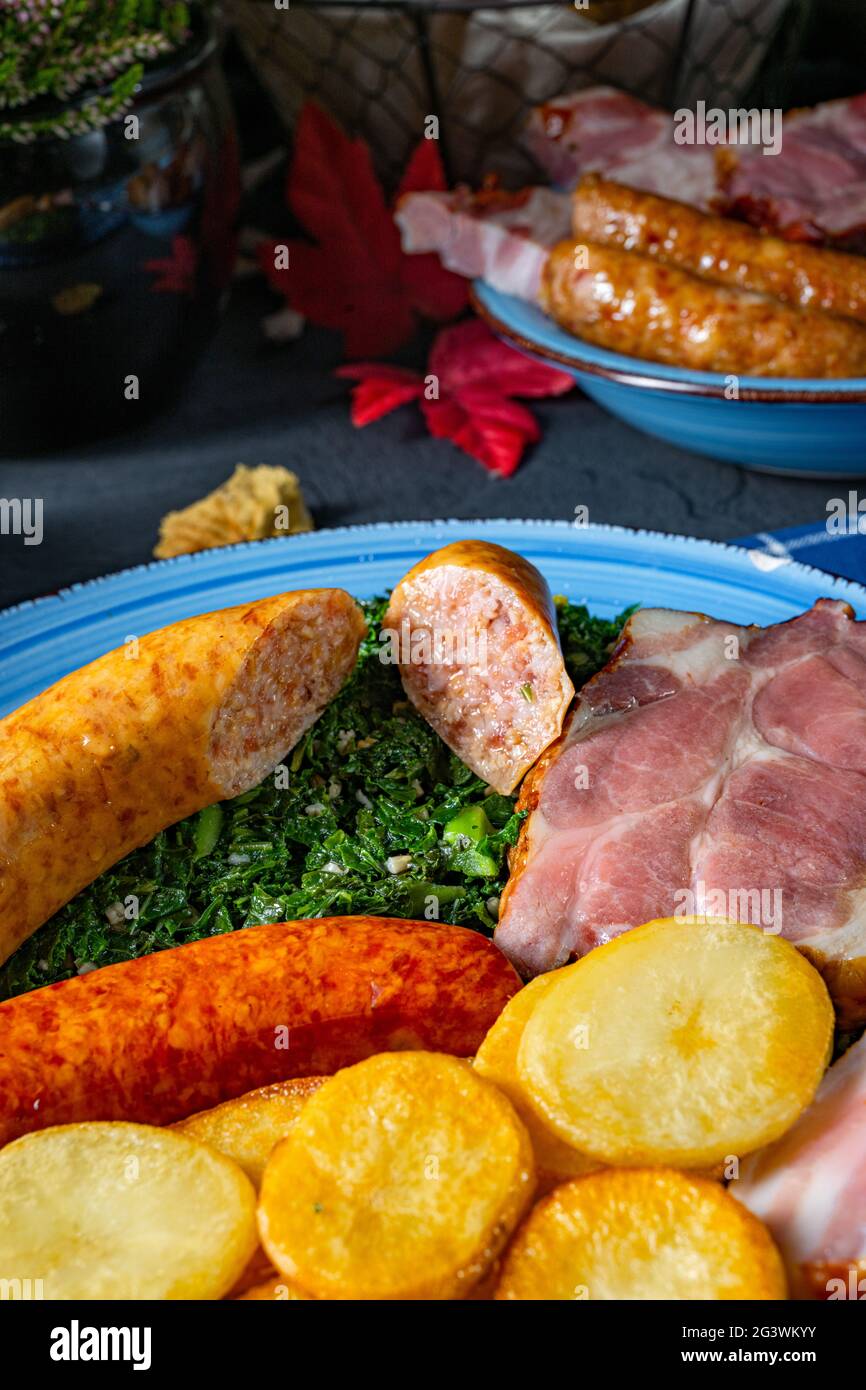 Köstlicher oldenburger Grünkohl mit Pinkelwurst Stockfoto