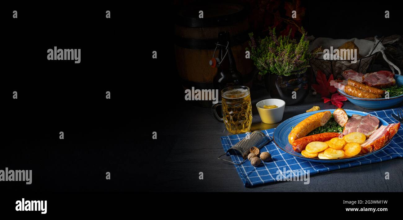 Köstlicher oldenburger Grünkohl mit Pinkelwurst Stockfoto