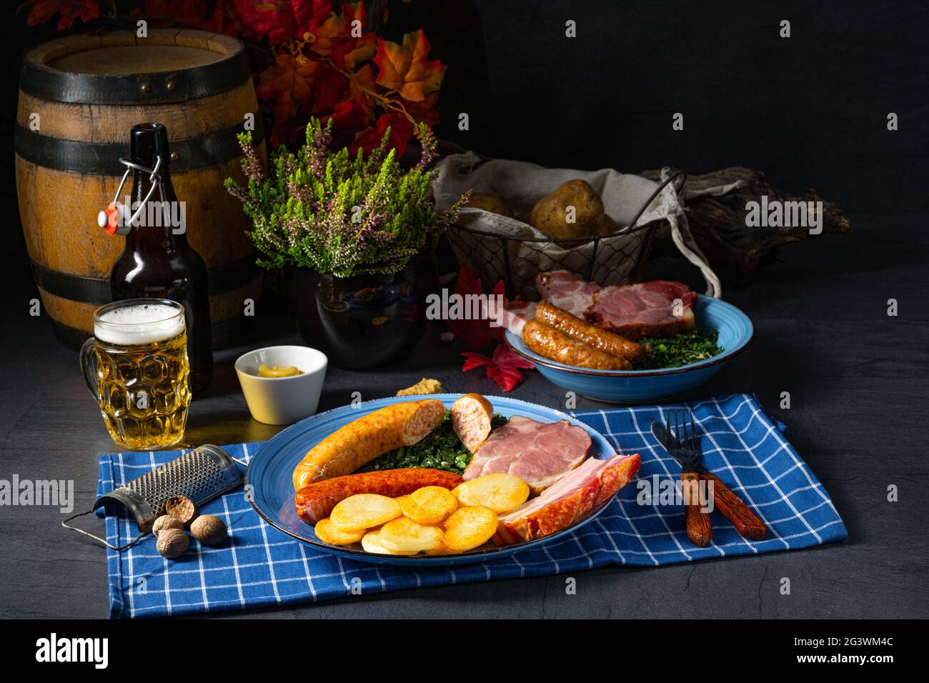 Köstlicher oldenburger Grünkohl mit Pinkelwurst Stockfoto